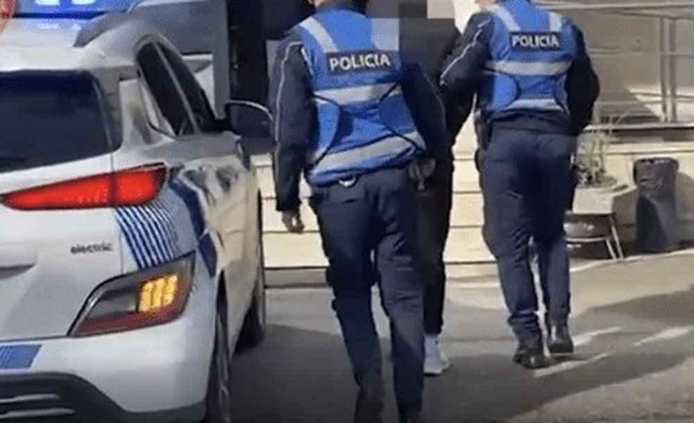 I shpallur n&euml; k&euml;rkim nd&euml;rkomb&euml;tar p&euml;r trafik droge,