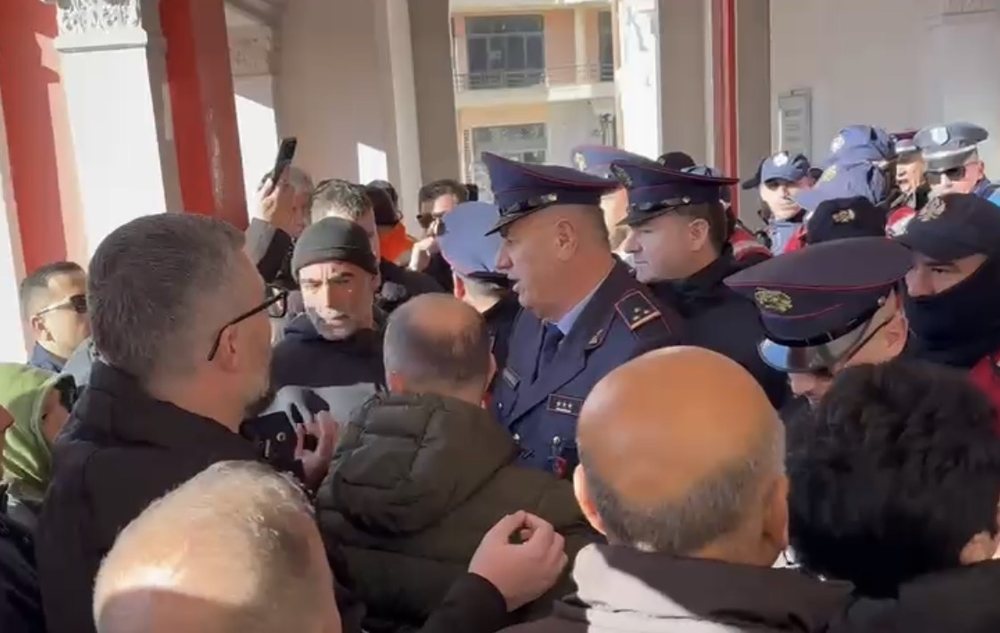 Protesta p&euml;r munges&euml;n e ujit n&euml; Vlor&euml;, qytetar&euml;t