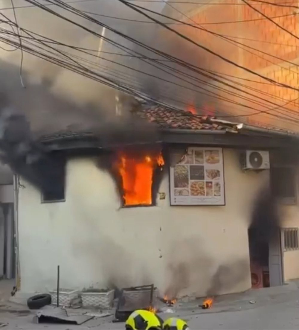 Zjarri n&euml; nj&euml; sht&euml;pi n&euml; Prizren, humb jet&euml;n nj&euml;