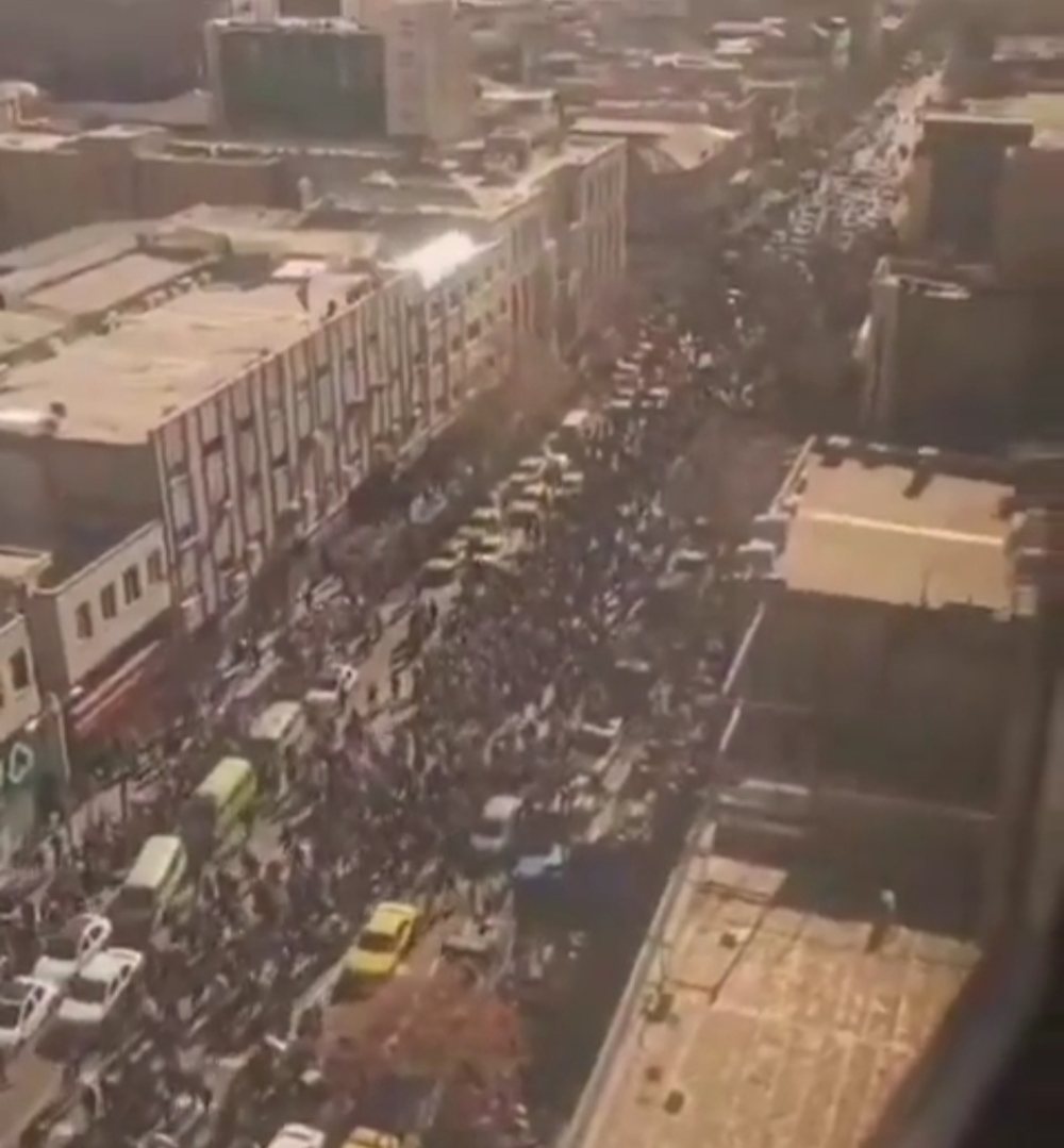 Irani n&euml; paraliz&euml; nd&euml;rsa protestuesit sulmojn&euml; zyr&euml;n e