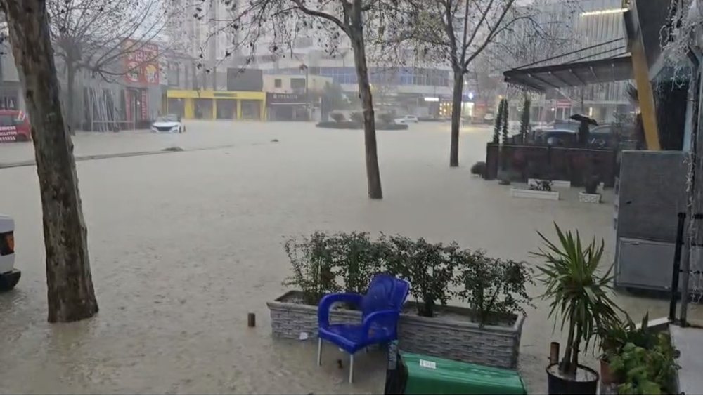 P&euml;rmbytjet bllokojn&euml; autostrad&euml;n Durr&euml;s-Tiran&euml;, policia