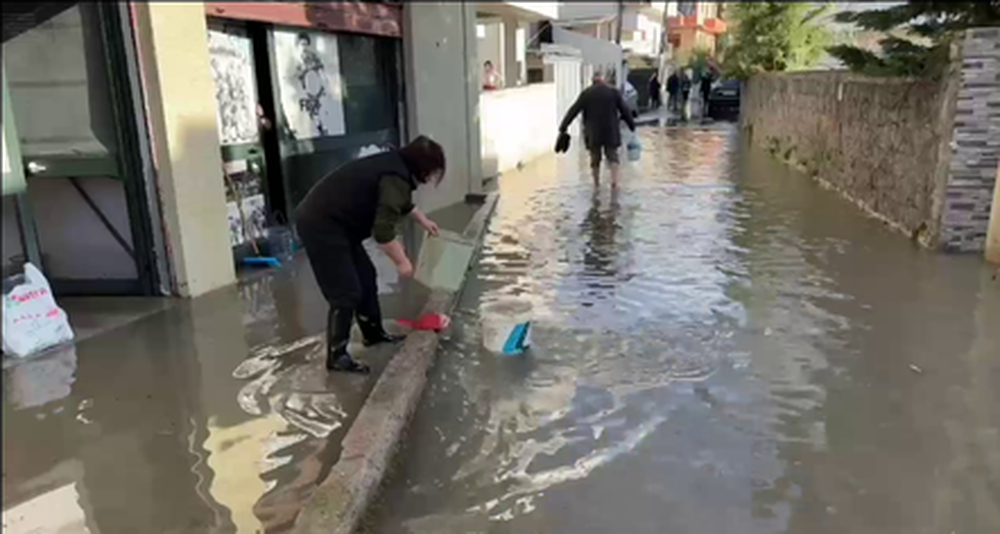 P&euml;rmbytje masive n&euml; Durr&euml;s: Rreth 800 banesa n&euml;n uj&euml;,