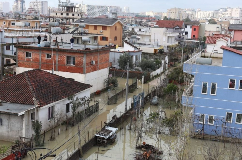 Shirat e rr&euml;mbyesh&euml;m shkaktojn&euml; evakuime dhe pak&euml;naq&euml;si