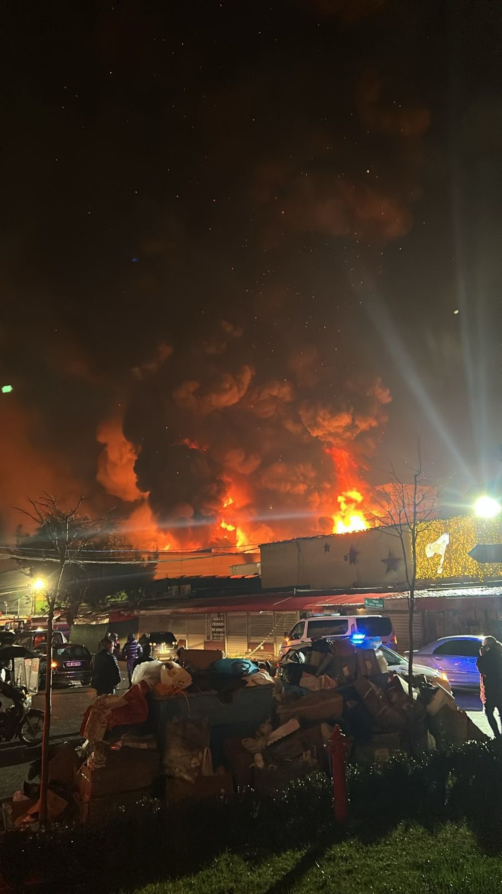 Zjarr i p&euml;rmasave t&euml; m&euml;dha tek tregu i rrobave tek Medreseja