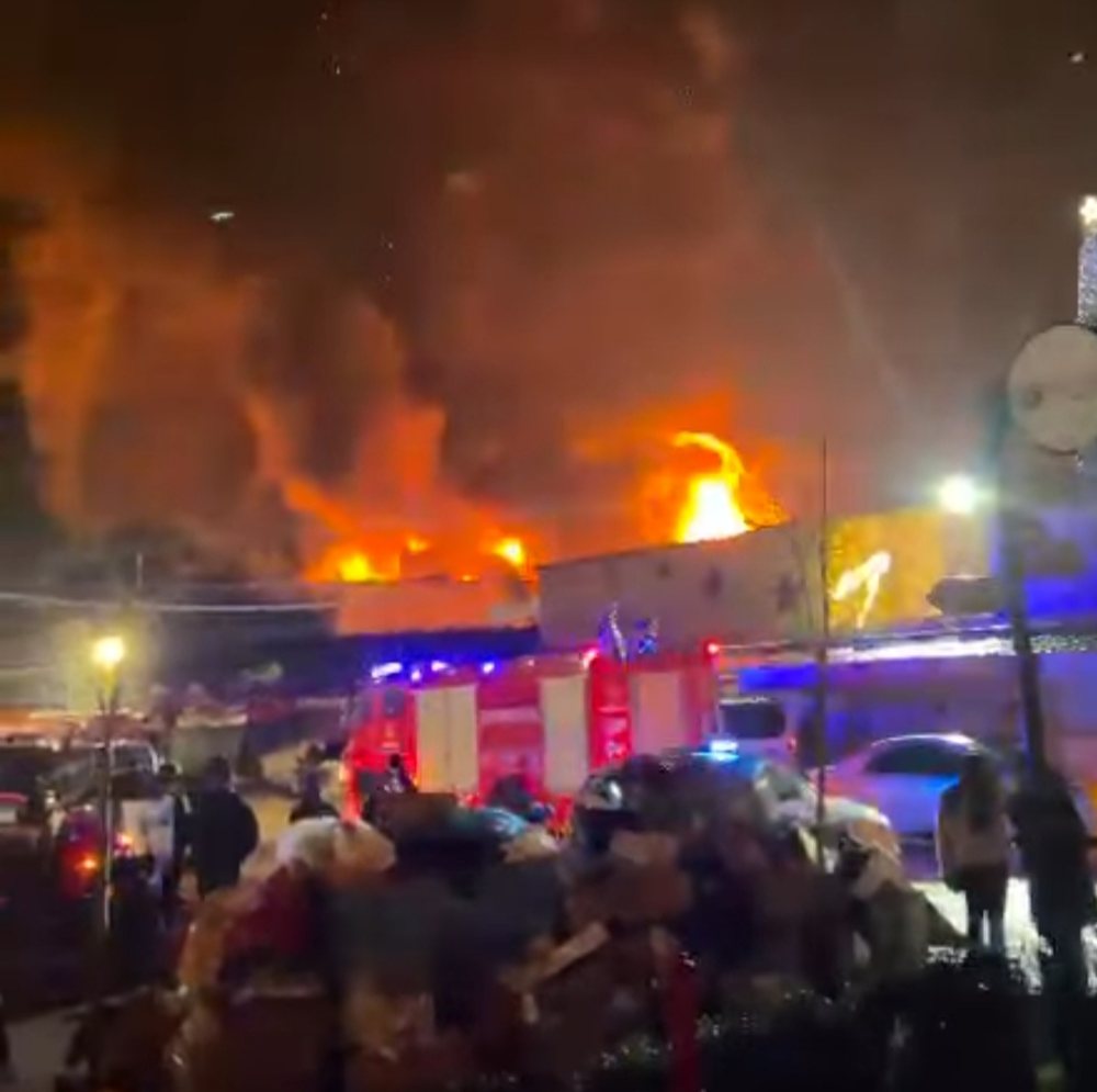 Skandal/ Zjarri tek Medreseja, autobot me uj&euml; bllokohet n&euml; trafik