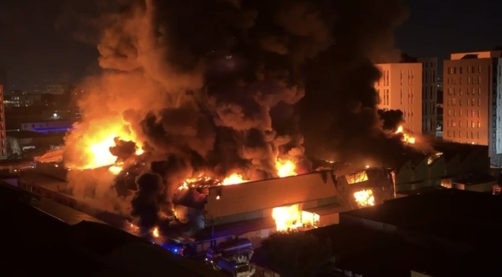 Zjarr masiv n&euml; tregun e rrobave n&euml; lagjen &ldquo;5 Maji&rdquo;, digjen