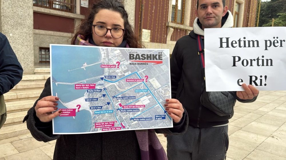 L&euml;vizja Bashk&euml; proteston para Bashkis&euml; s&euml; Durr&euml;sit pas