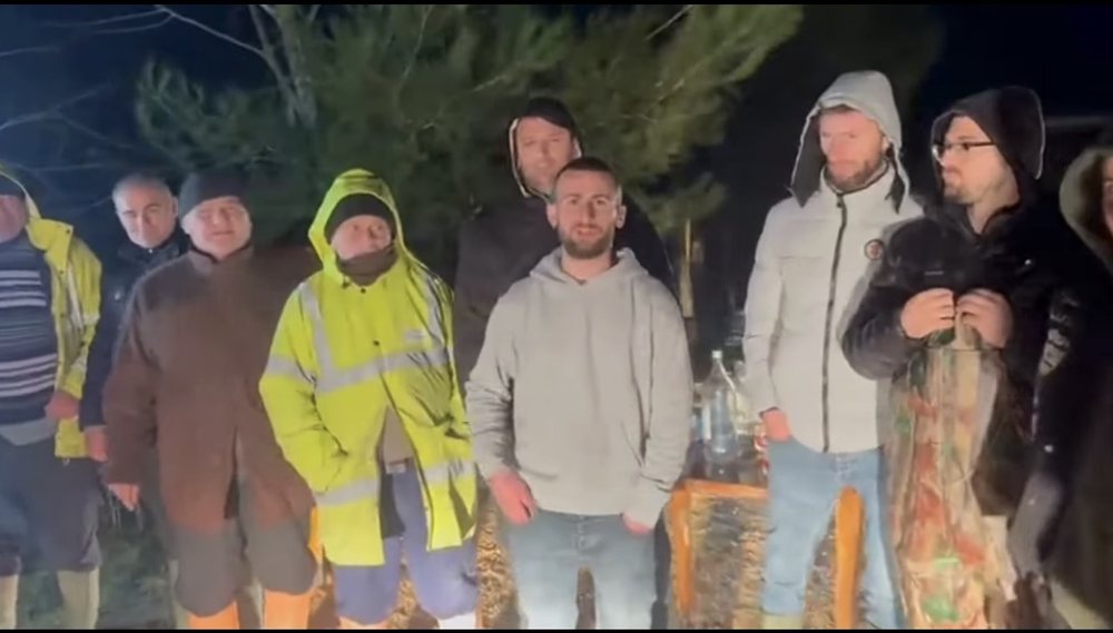 N&euml;n uj&euml; prej dit&euml;sh, banor&euml;t e Thuman&euml;s apel p&euml;r