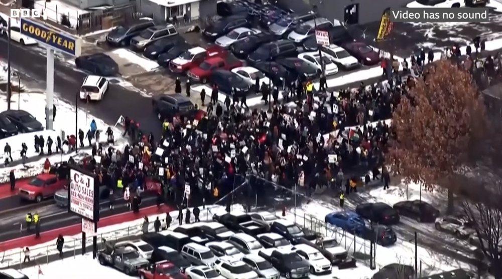 Minneapolis n&euml; revolt&euml;: mij&euml;ra n&euml; rrug&euml; pas vrasjes