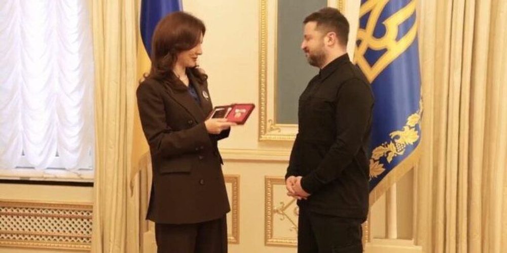 Mes bombardimeve dhe halleve t&euml; luft&euml;s, Zelensky dekoron Elisa