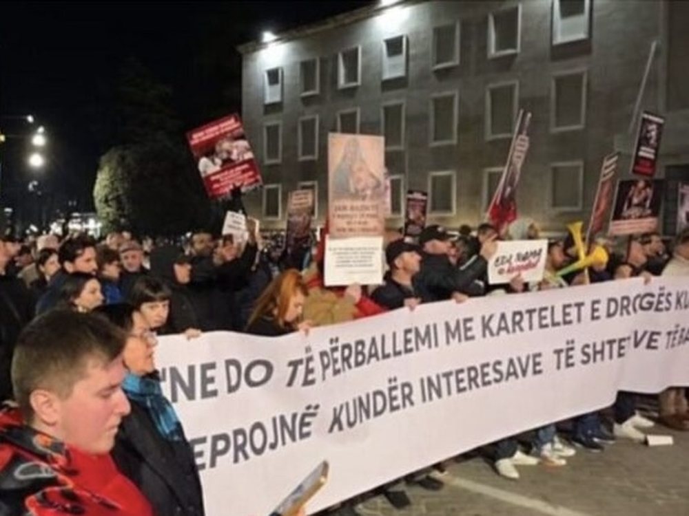 Lapaj nga protesta para Kryeministris&euml;: Qeveria Rama n&euml; luft&euml; me