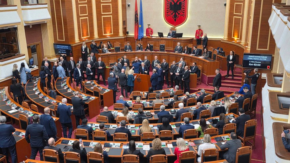 Seanca e par&euml; e sesionit t&euml; ri parlamentar zgjat 30 min: Kaos dhe