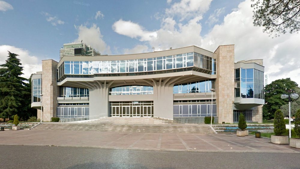 Privati nuk i &ldquo;do&rdquo; pronat e shtetit, shtyhet afati p&euml;r Pallatin