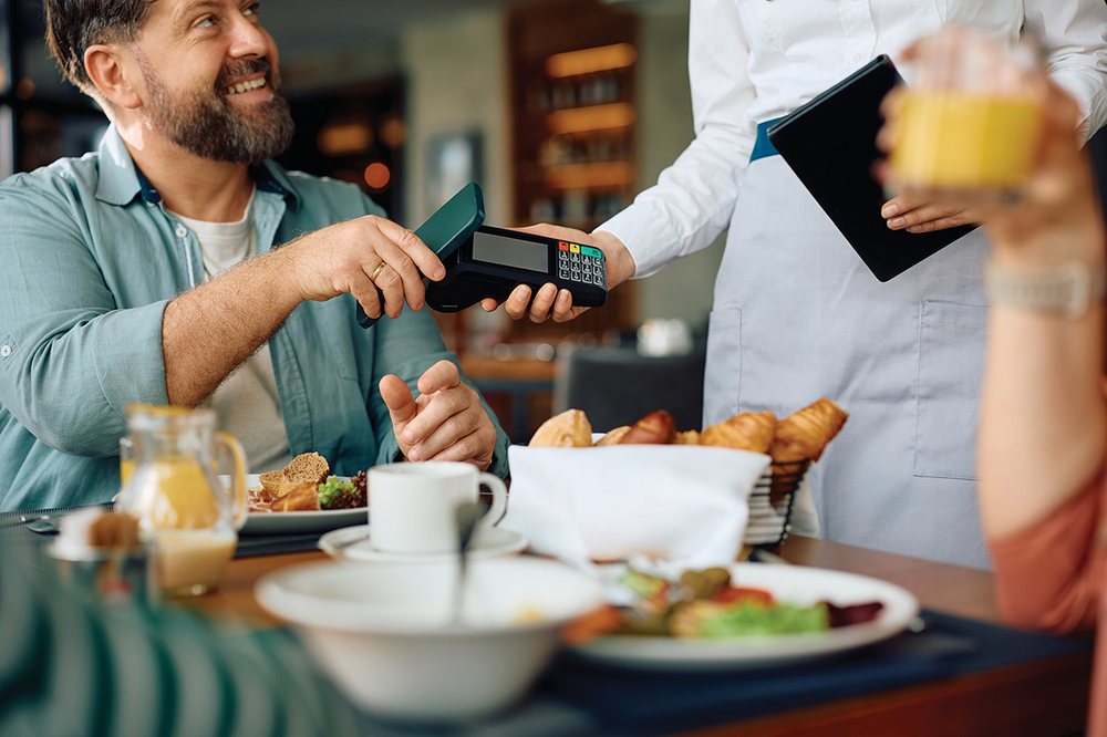 Nga hotelet, qirat&euml;, kafet&euml; e arg&euml;timi, si turist&euml;t ndikuan