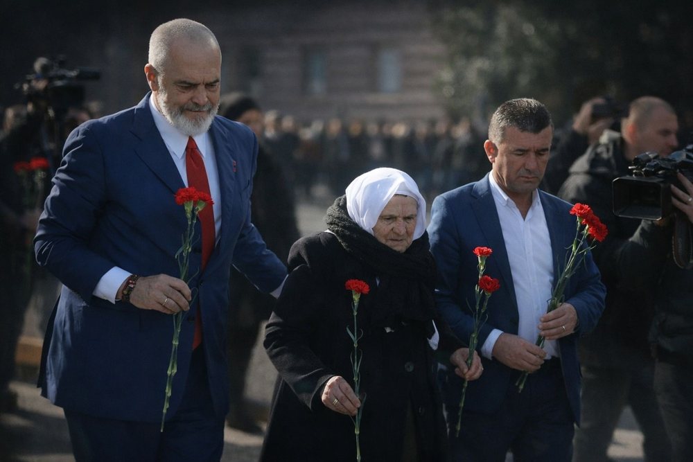21 janari, 15 vite pa drejt&euml;si: Ceremoni politike, prova t&euml; zhdukura