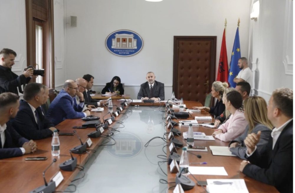 Miratohet me ndryshime t&euml; vogla drafti i ligjeve t&euml; reform&euml;s