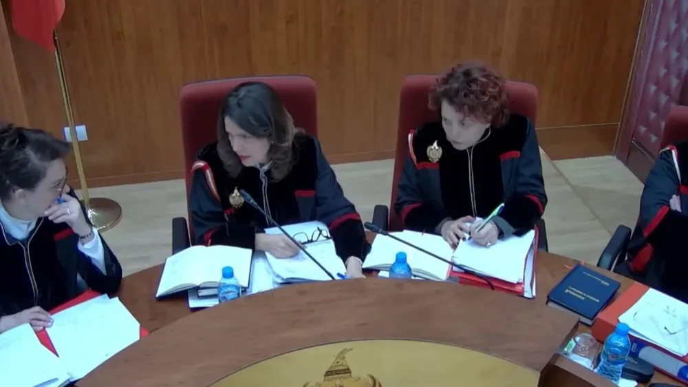 Kuvendi dhe Kryeministria kund&euml;rshtojn&euml; n&euml; Kushtetuese pezullimin