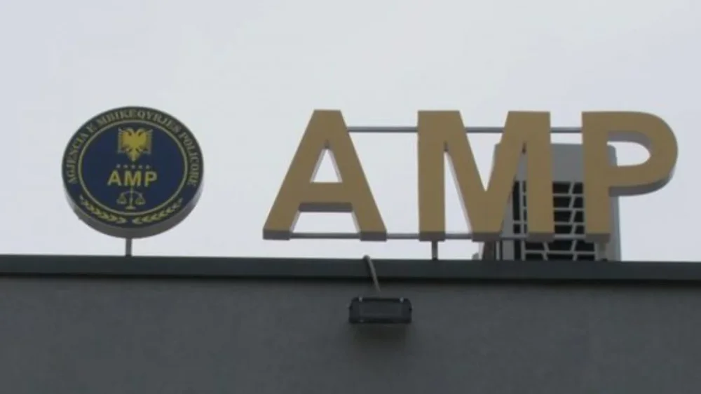 Tre zyrtar&euml; policie n&euml; &ldquo;arrest sht&euml;pie&rdquo; p&euml;r