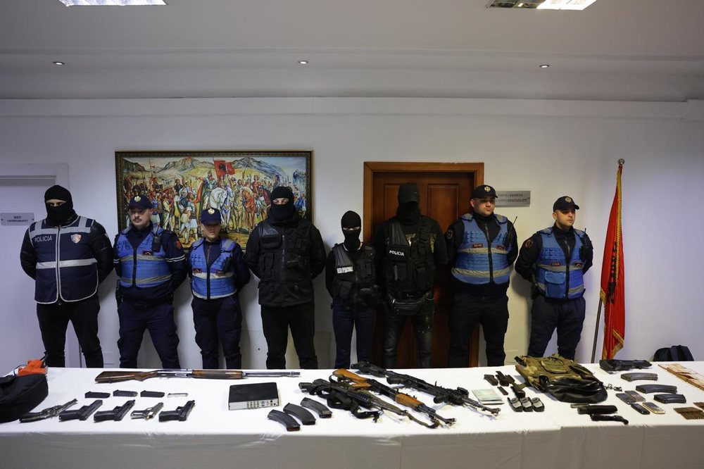 Arsenali i arm&euml;ve n&euml; Selit&euml;, zbulohet e kaluara kriminale e dy