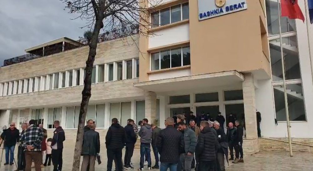 Protest in front of Berat Municipality, residents of three villages demand road