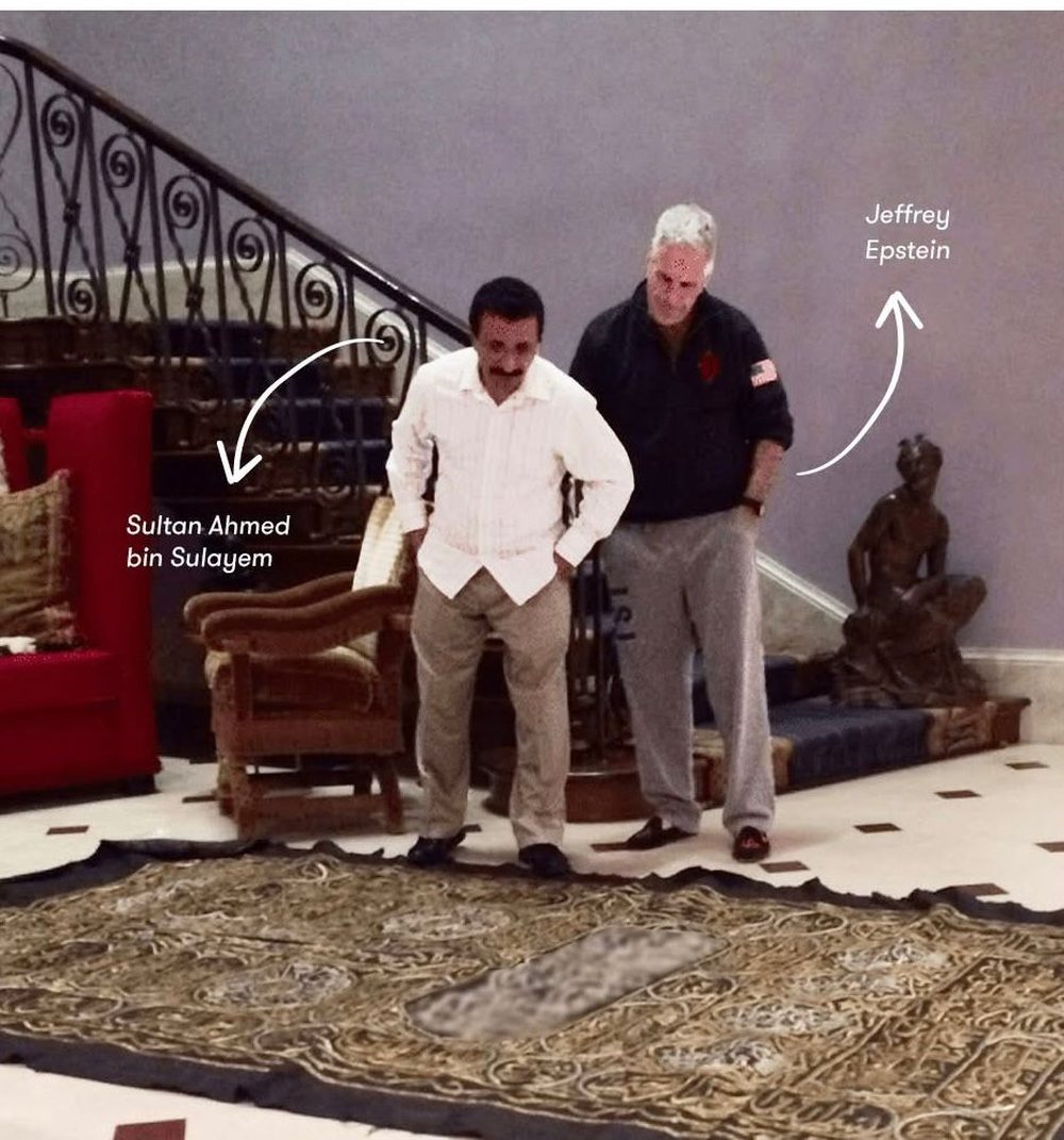 Foto skandaloze nga dosjet amerikane: Epstein vendos cop&euml; t&euml; kisvas