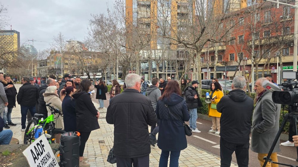Banor&euml;t e Durr&euml;sit dhe Rrjollit protest&euml; para Kuvendit