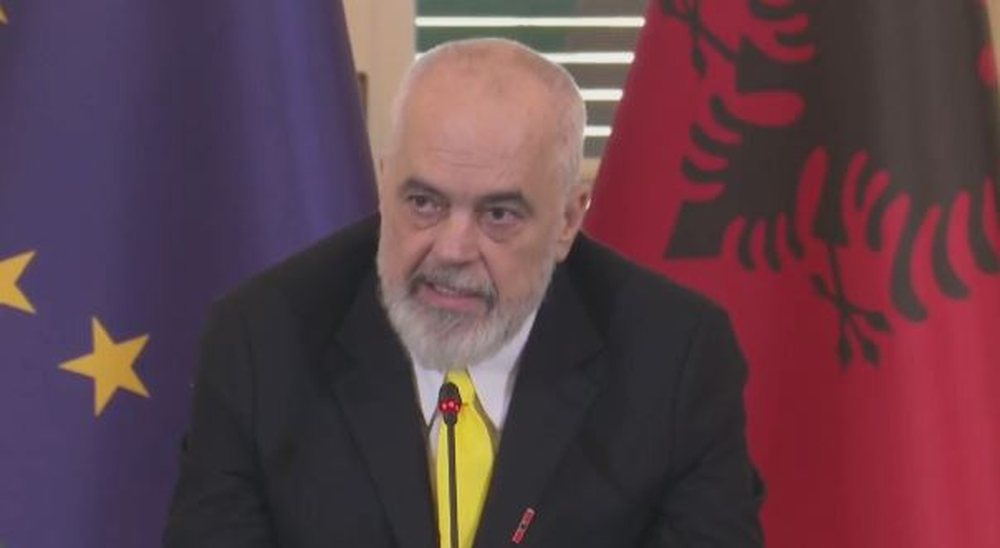 Rama shpreh mb&euml;shtetjen p&euml;r drejt&euml;sin&euml;, duke penguar hetimin