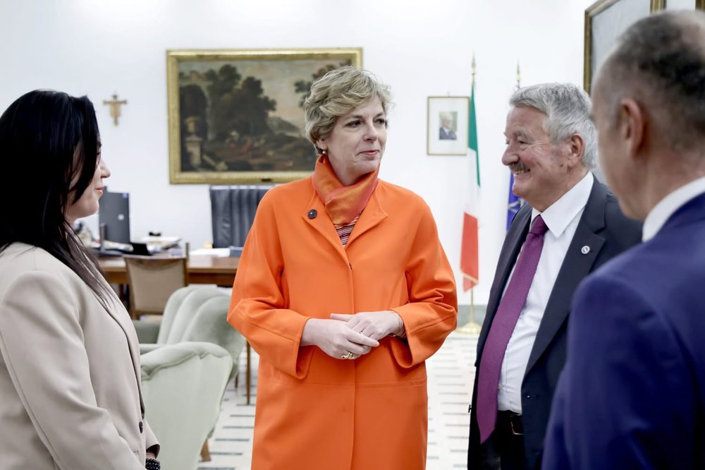 Sh&euml;ndet&euml;sia shqiptare n&euml; kriz&euml;, por ministrja ka koh&euml;