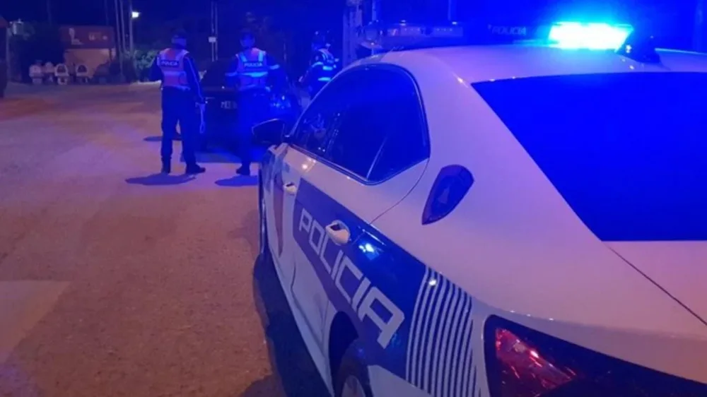 Polici q&euml;llon me arm&euml; zjarri n&euml; aj&euml;r pas p&euml;rplasjes me