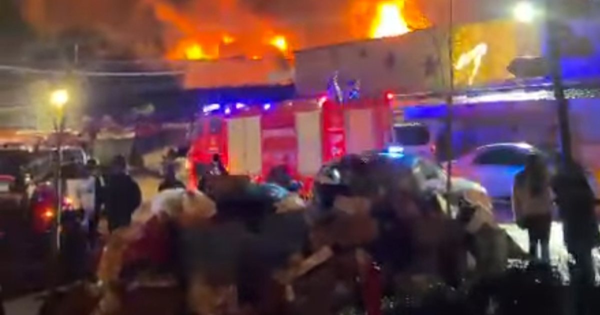 Skandal  Zjarri tek Medreseja  autobot me ujë bllokohet në trafik