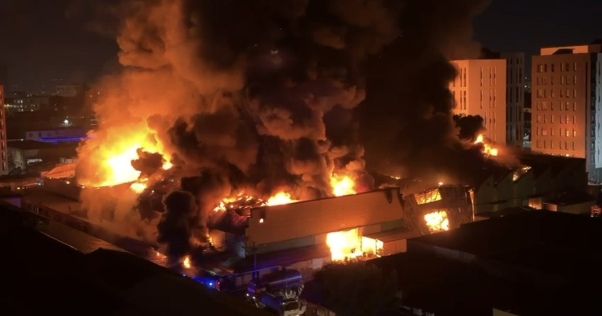 Zjarr masiv në tregun e rrobave në lagjen  5 Maji   digjen dy kapanone  mbi 50 subjekte të dëmtuara