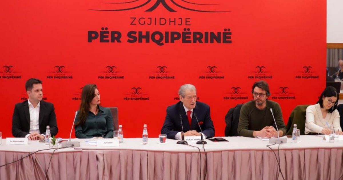 Berisha në tryezën politike   Ministrat t i godisni me vezë dhe domate 