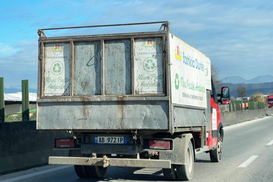 Kriza e mbetjeve në Shqipëri: Nyja lidhëse mes krimit të