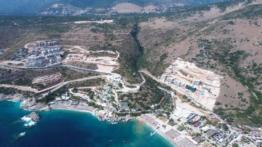 ‘Një tra në Llogara’: Si po e pushtojnë resortet e