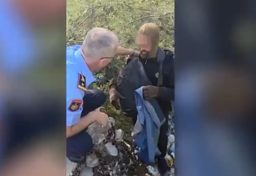 “Me çorape në kokë, e çantë në