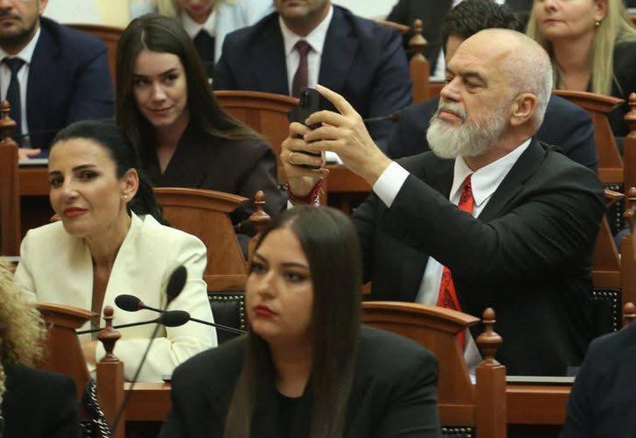 Vëzhgim përmes fotove, VNA thumbon në ditën e parë