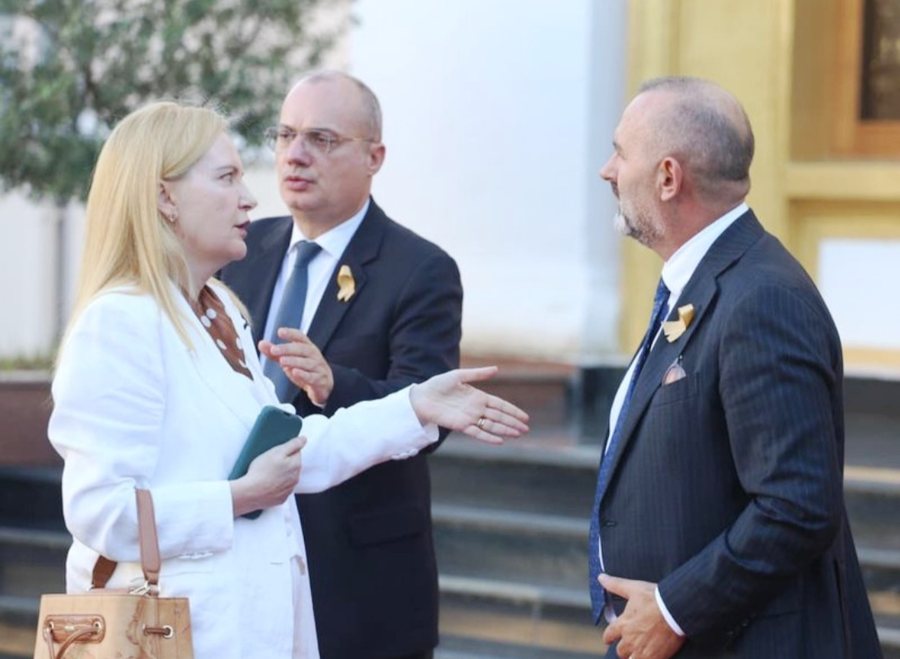 Parlament… Paradë dhe pak punë