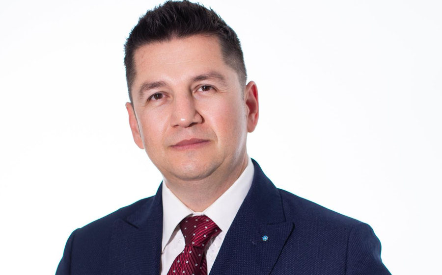 Deklaroi se ishte pa arsim të lartë, kandiati i mbështetur nga