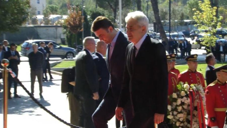 Tributes to Fatos Nano/ Wide participation from politicians, family members and