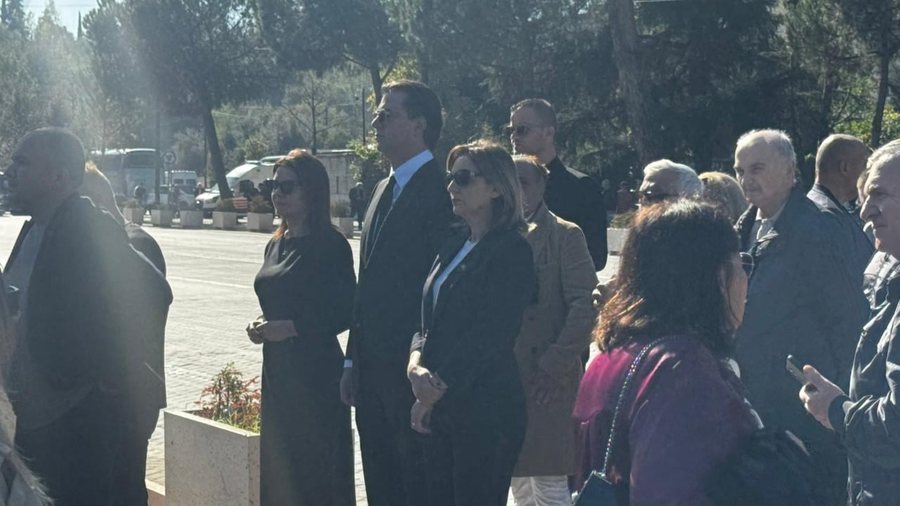 Tributes to Fatos Nano/ Wide participation from politicians, family members and