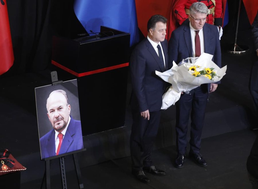 Tributes to Fatos Nano/ Wide participation from politicians, family members and