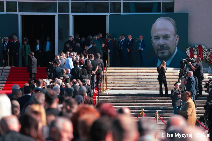 Tributes to Fatos Nano through 8 VNA photos