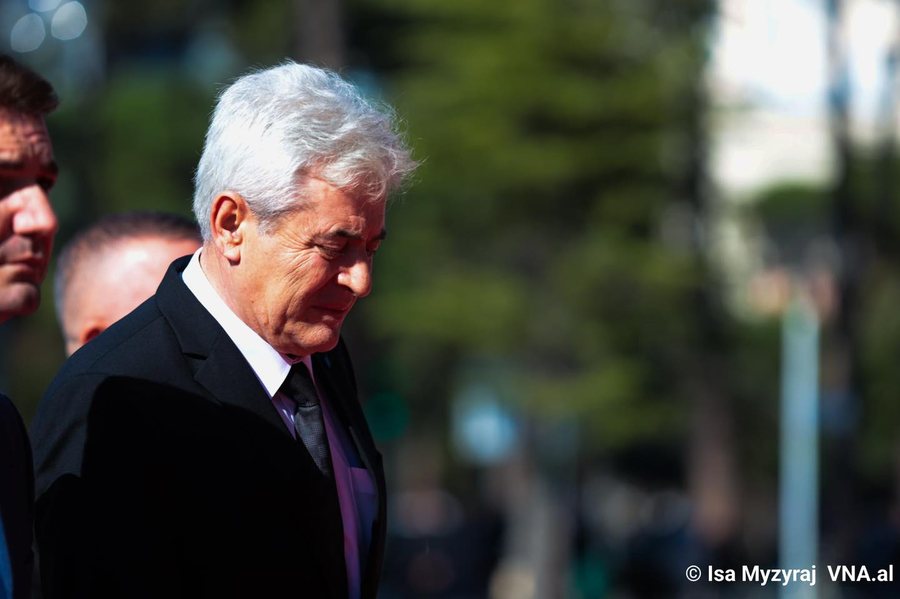 Tributes to Fatos Nano through 8 VNA photos