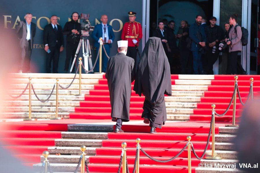 Tributes to Fatos Nano through 8 VNA photos