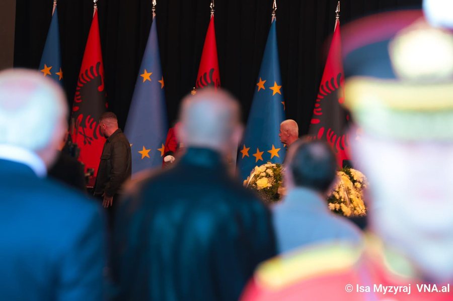 Tributes to Fatos Nano through 8 VNA photos