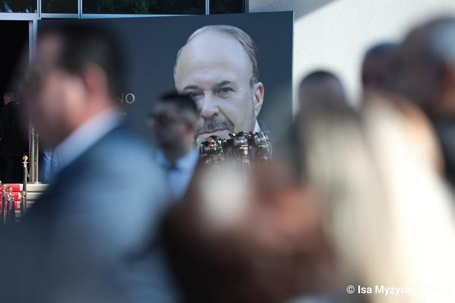 Tributes to Fatos Nano through 8 VNA photos