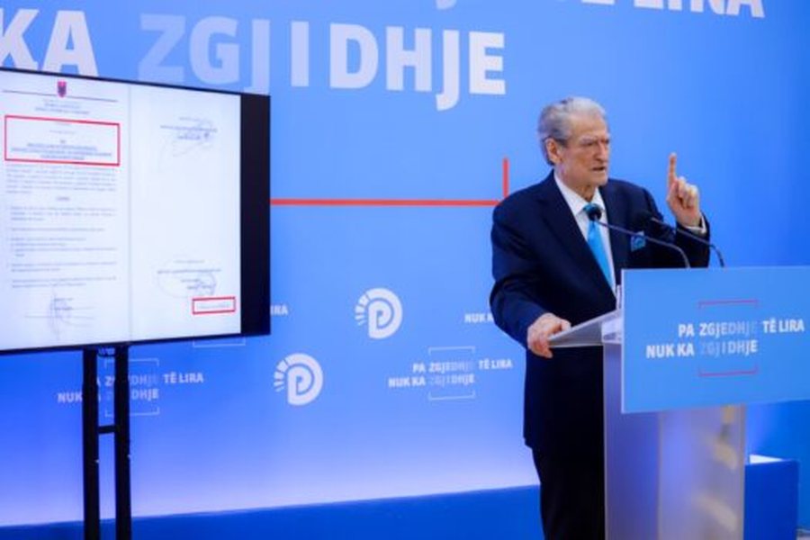 Berisha lavdëron gjyqtarët që votuan kundër shkarkimit