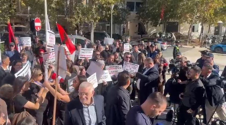 Aktivistë dhe përfaqësues fetare protestë para Kuvendit
