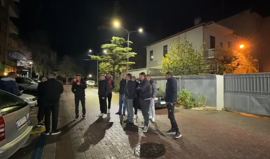 U arrestua pas përleshjes në këshillin bashkiak, banorët e