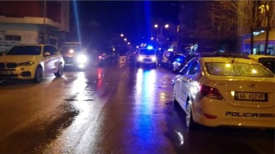 Plagosje me thikë në Vlorë, policia shoqëron disa persona